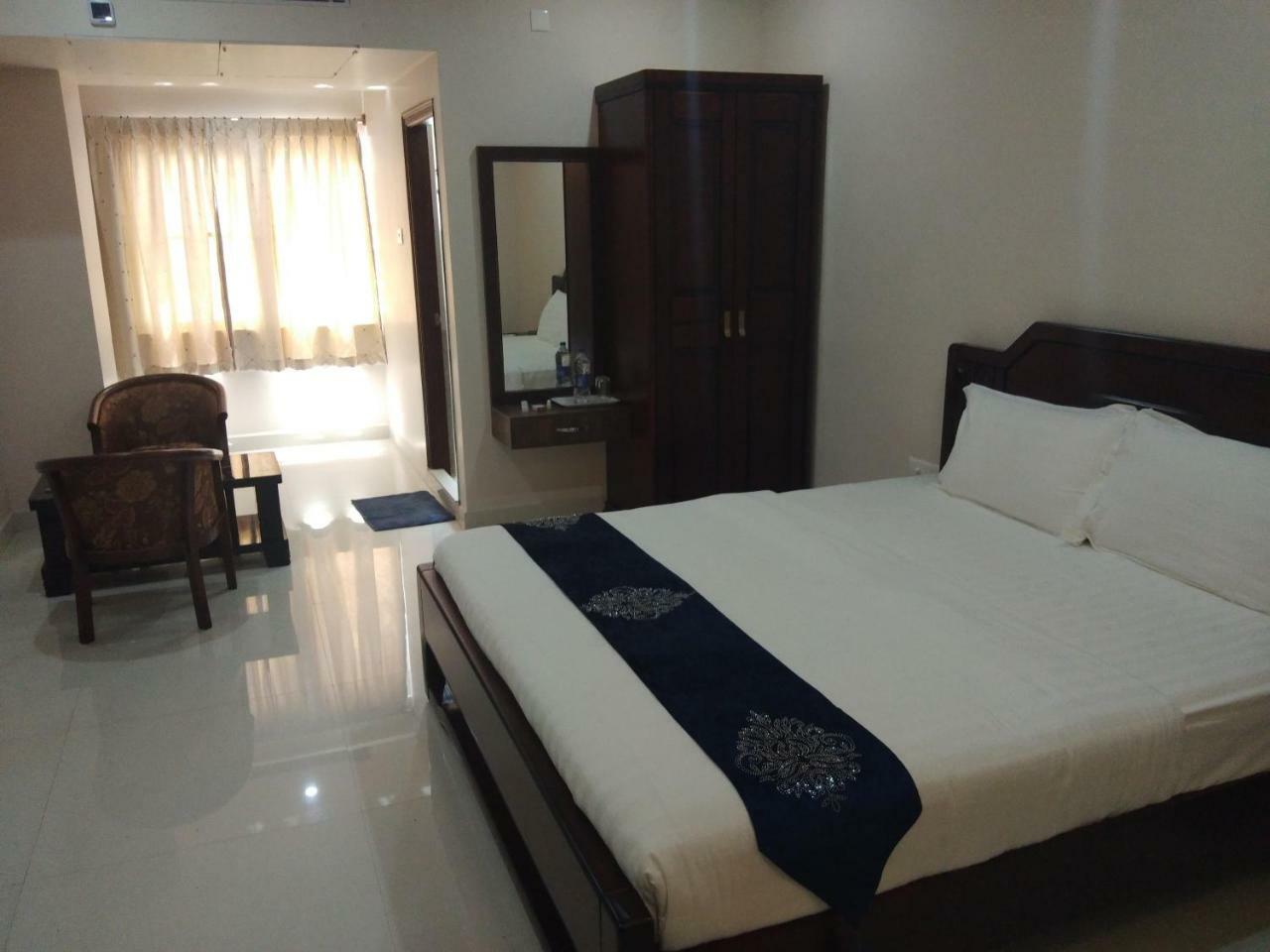 Jnr Grand Hotel Madanapalle ภายนอก รูปภาพ