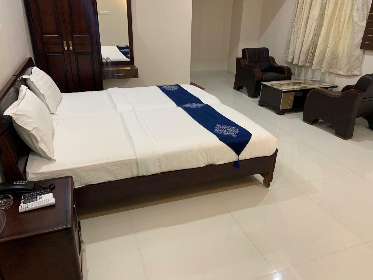 Jnr Grand Hotel Madanapalle ภายนอก รูปภาพ