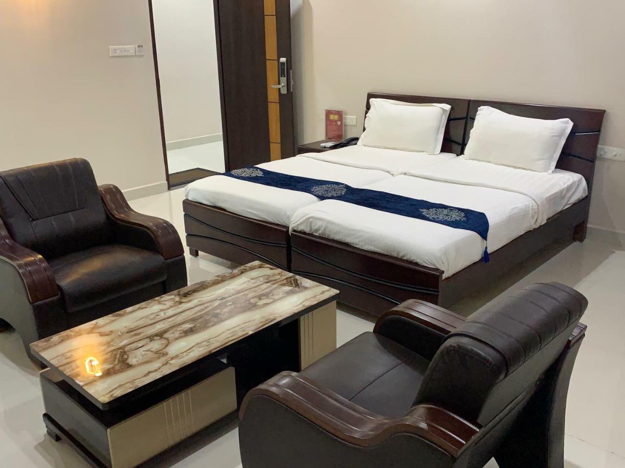 Jnr Grand Hotel Madanapalle ภายนอก รูปภาพ